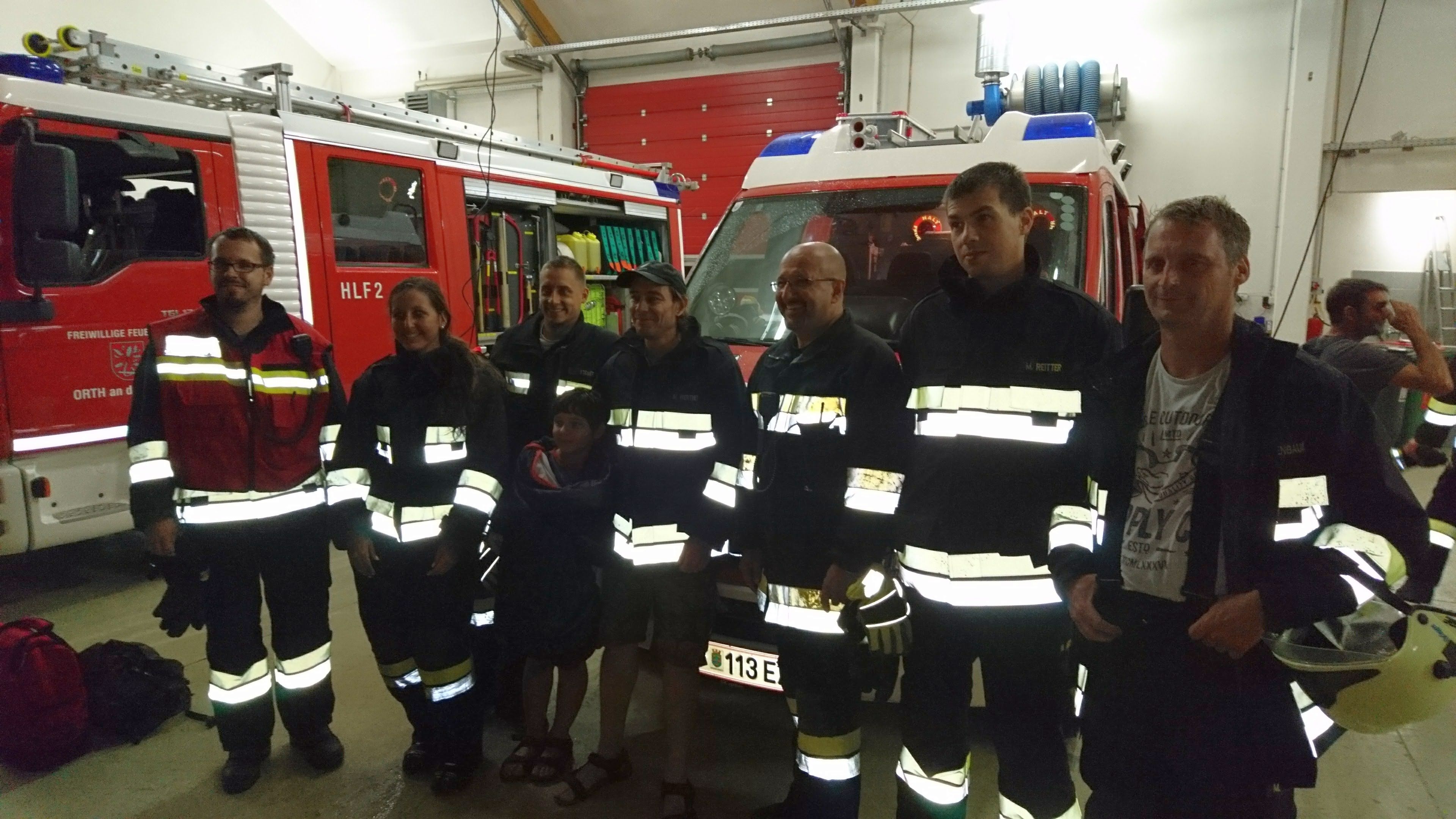 Gerettete Personen mit dem Team der FF Orth